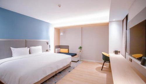 Standard King Room with Atrium View and Extra Floor Space