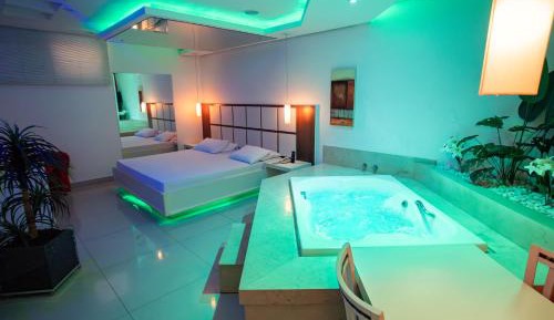 Queen Suite with Spa Bath