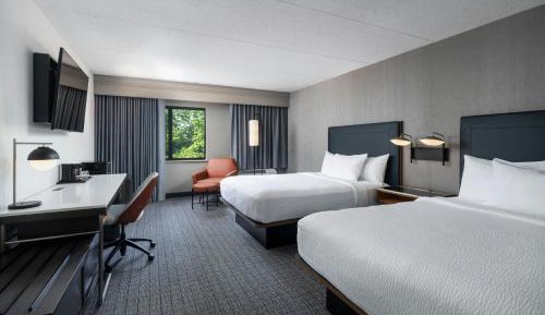 Deluxe Queen Room with Roll-In Shower - Mobility/Hearing Accessible
