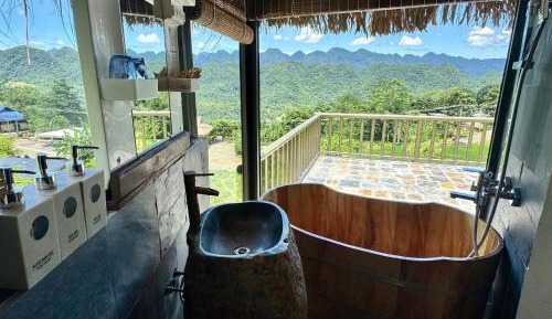 Featuring free toiletries, this quadruple room includes a private bathroom with a walk-in shower and a hairdryer. The spacious air-conditioned quadruple room features a flat-screen TV with satellite channels, a private entrance, a tea and coffee maker, a 