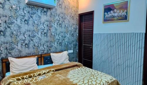Deluxe Double Room (2 Adults + 1 Child)
