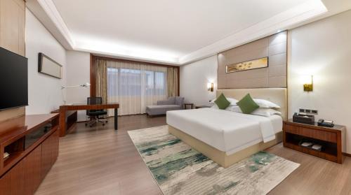 Queen Room - Accessible/Smoking
