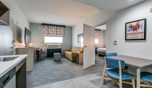 One-Bedroom King Suite with Bath Tub - Mobility Accessible