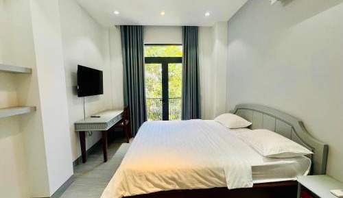 One-Bedroom Apartment with Balcony