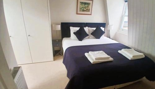 Three-Bedroom Apartment with Balcony
