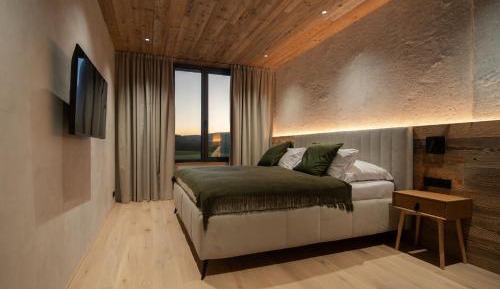 Two-Bedroom Apartment with Mountain View