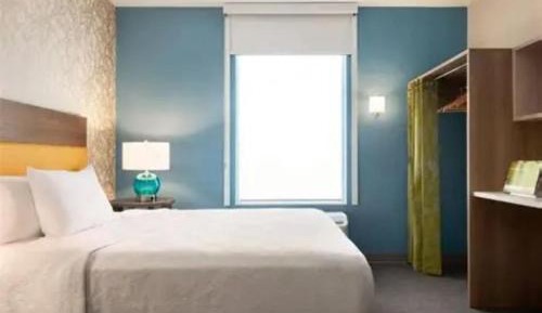 King Studio Suite with Roll-In Shower - Mobility Accessible