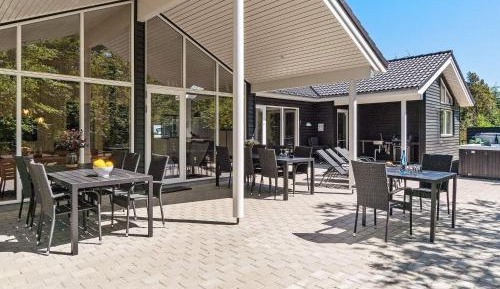 Eight-Bedroom Holiday Home