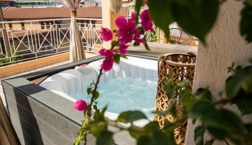 Deluxe Suite with Spa Bath
