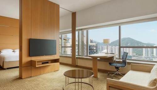 Executive One-Bedroom Suite with River View and Club Lounge Access