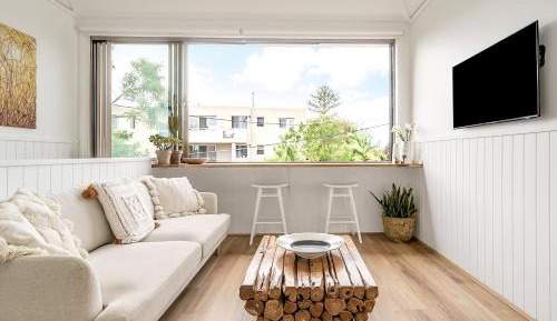 One-Bedroom Loft Apartment with One Queen Bed
