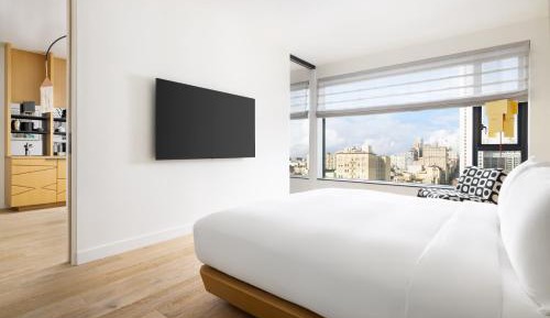 One-Bedroom Skyline King Suite