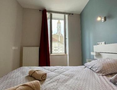 Deluxe One-Bedroom Apartment