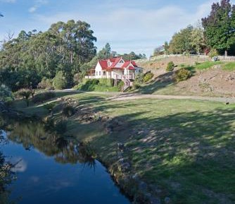 One-Bedroom Riverfront Cottage - Emily Cottage