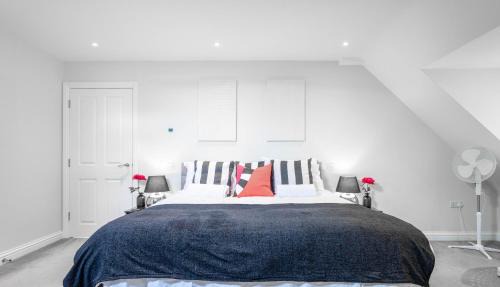 Deluxe One-Bedroom Apartment with City View