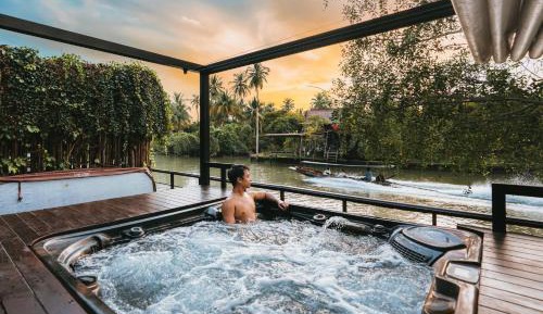 TREE HOUSE JACUZZI