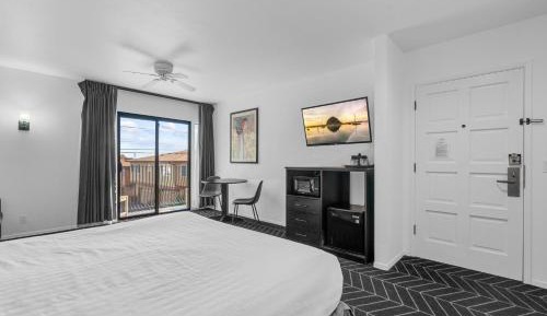 Deluxe Room 1 King Bed fireplace and balcony non-smoking