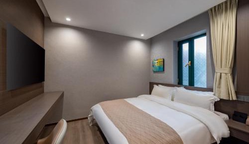Deluxe Queen Room