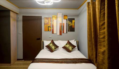 Deluxe One-Bedroom Apartment