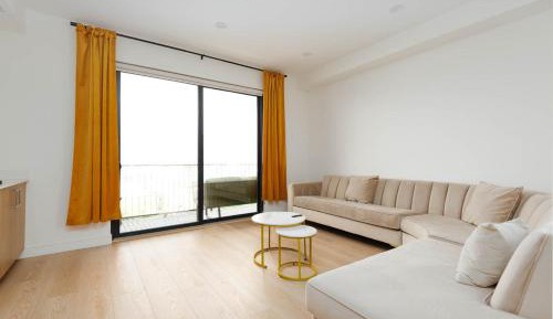 Three-Bedroom Apartment with Mountain View