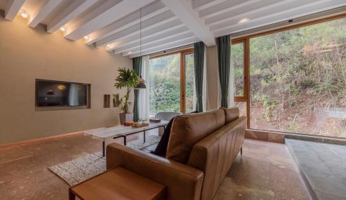 Suite with Mountain View