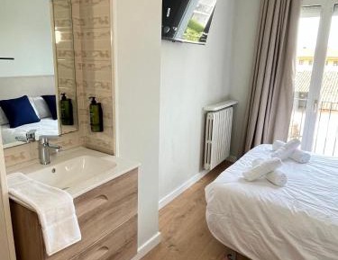 Single Room with Shared Bathroom