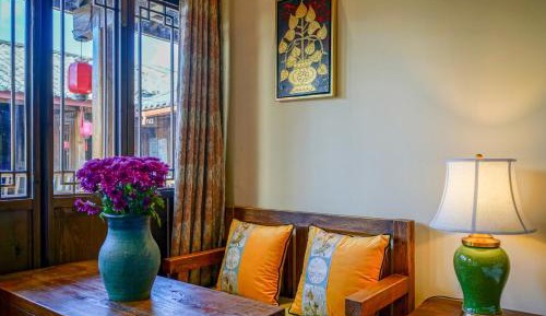 Sunshine Queen Room 