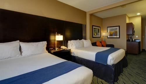 Standard Queen Room with Two Queen Beds and Tub - Communications Accessible