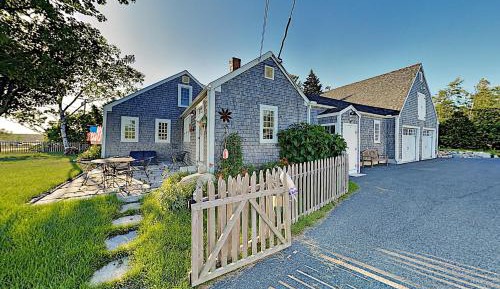 Three-Bedroom Holiday Home 