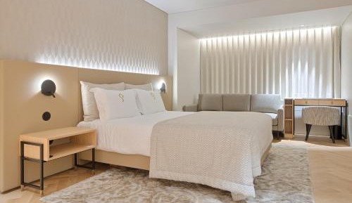 Deluxe Room (2 Adults + 1 Child)