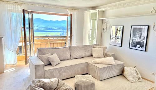 Apartment with Mountain View