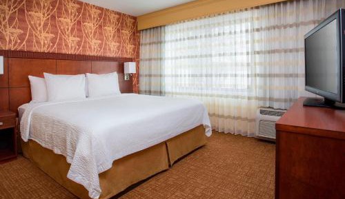 One-Bedroom King Suite with Courtyard View