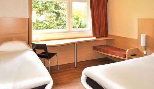 Standard Room with One Double Bed and One Single Bed