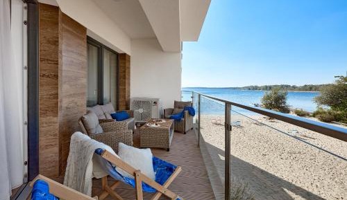 One-Bedroom Apartment with Lake View