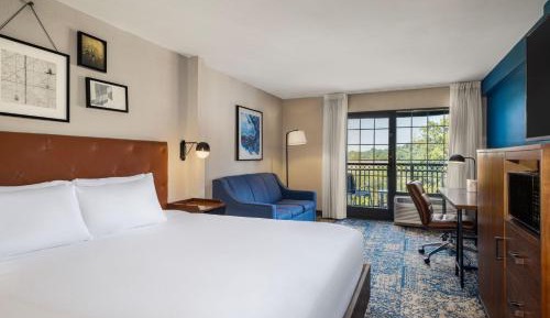 Larger Guest room, 1 King, Sofa bed, Balcony