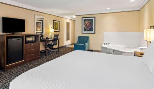 King Suite with Whirlpool - Non-Smoking