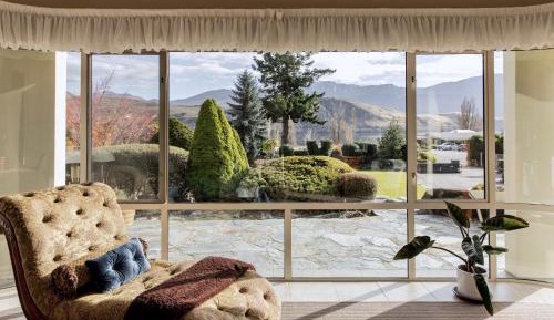 Lakeview King Suite - Cattleya Suite