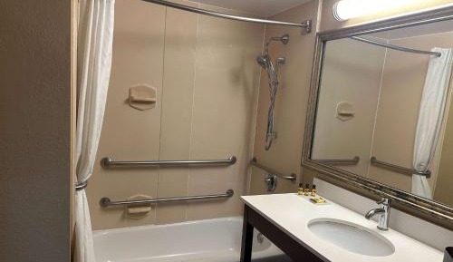 Queen Room with Two Queen Beds and Bathtub w/Grab Bars - Mobility/Hearing Accessible - Non-Smoking