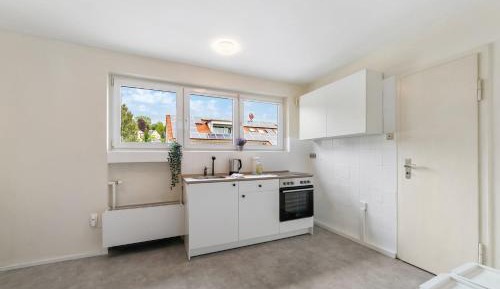Four-Bedroom Apartment with Balcony 