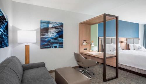 Queen Suite with Sofa Bed and Adapted Tub - Mobility Accessible