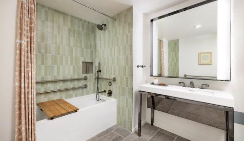King Room with Bath Tub - Mobility Accessible