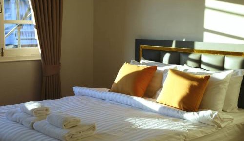 Queen Room with Shared Bathroom