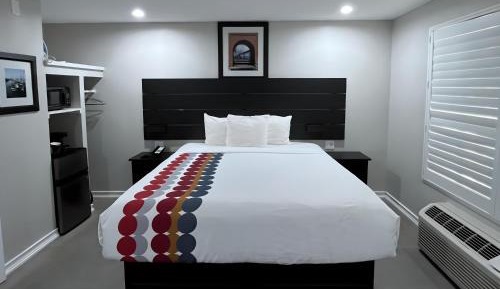 Standard Room with King Bed