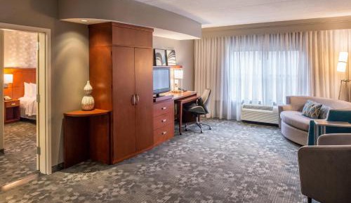 1 Bedroom 2 room Suite, 1 King, Sofa bed