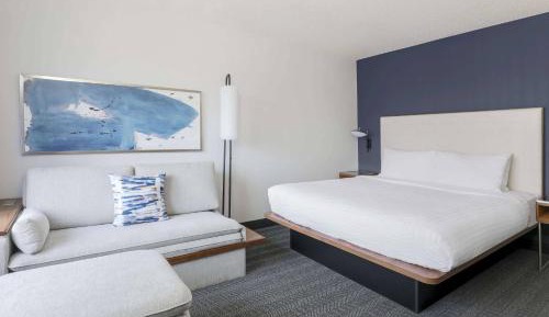 King Room with Adapted Tub - Mobility Accessible