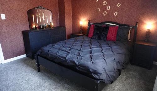 Queen Room with Shared Bathroom