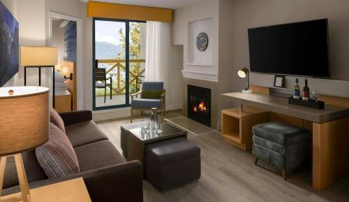 One-Bedroom King Suite with Kitchen