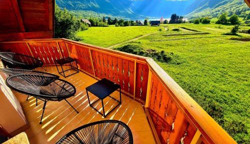 Apartment with Mountain View