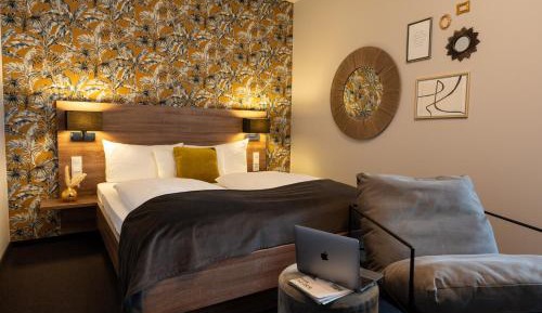 Deluxe Queen Room with Mini-Fridge