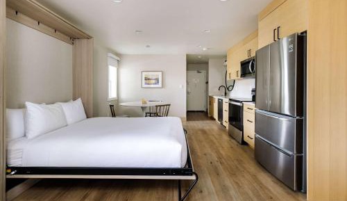 One-Bedroom Queen Suite with Courtyard - Upper Floor/Non-Smoking